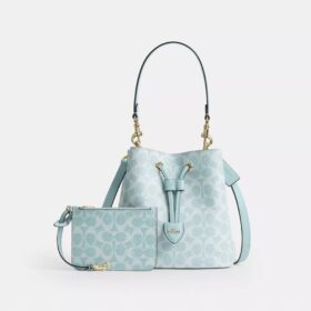 Bolso tipo cubeta Rowan en Signature Canvas