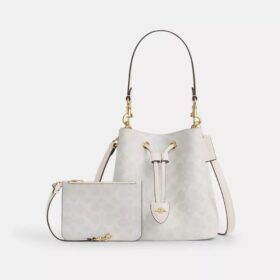 Bolso tipo cubeta Rowan en Signature Canvas