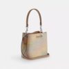 Bolso tipo cubeta Rowan en Signature Canvas