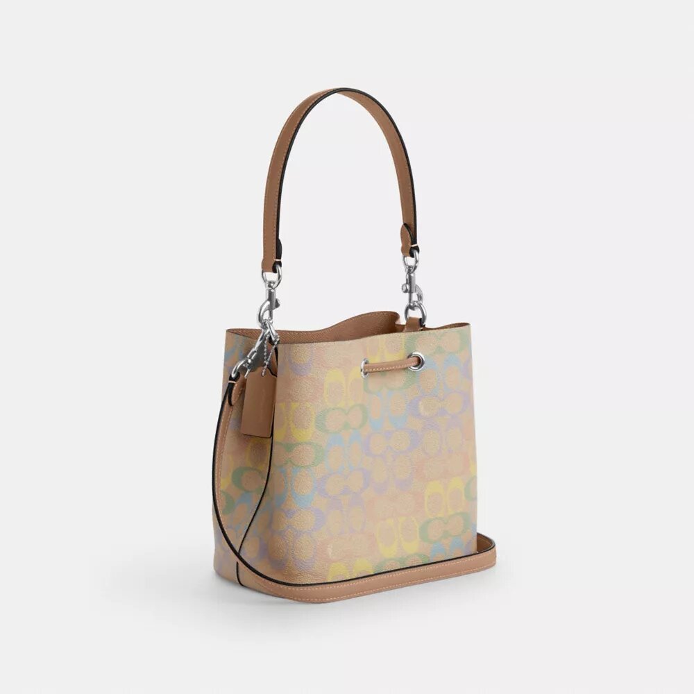 Bolso tipo cubeta Rowan en Signature Canvas