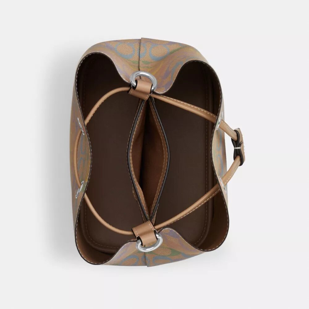 Bolso tipo cubeta Rowan en Signature Canvas
