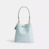 Bolso tipo cubeta Rowan en Signature Canvas