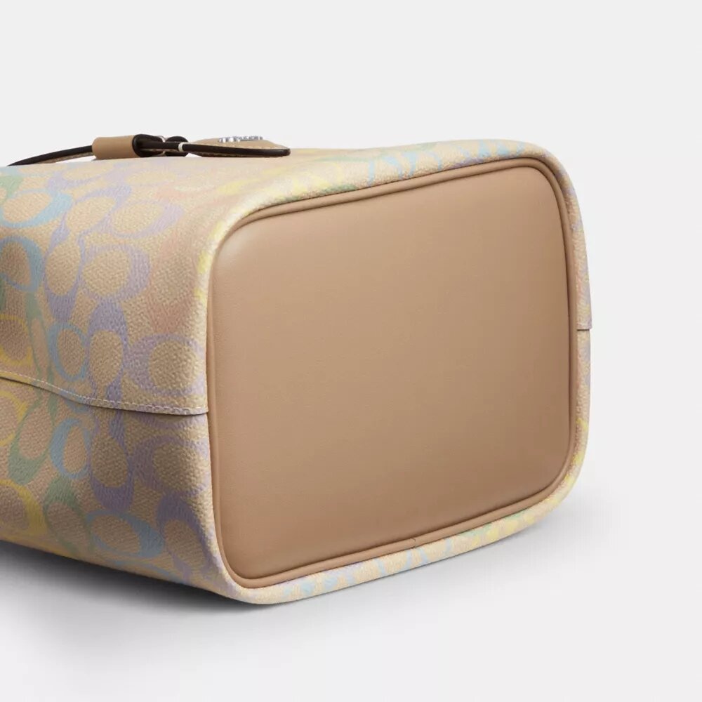 Bolso tipo cubeta Rowan en Signature Canvas