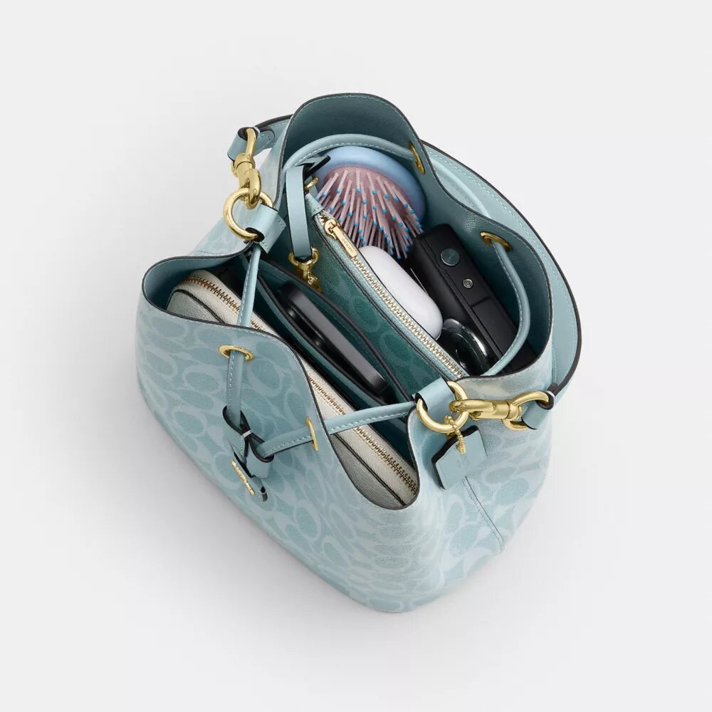 Bolso tipo cubeta Rowan en Signature Canvas