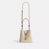 Bolso tipo cubeta Rowan en Signature Canvas