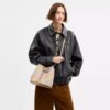 Bolso tipo cubeta Rowan en Signature Canvas
