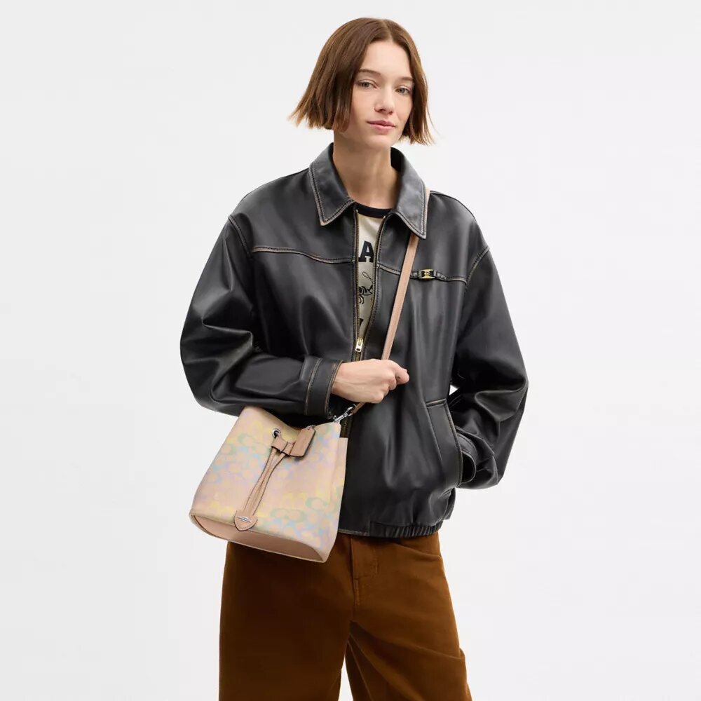 Bolso tipo cubeta Rowan en Signature Canvas