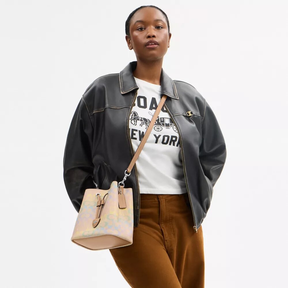Bolso tipo cubeta Rowan en Signature Canvas