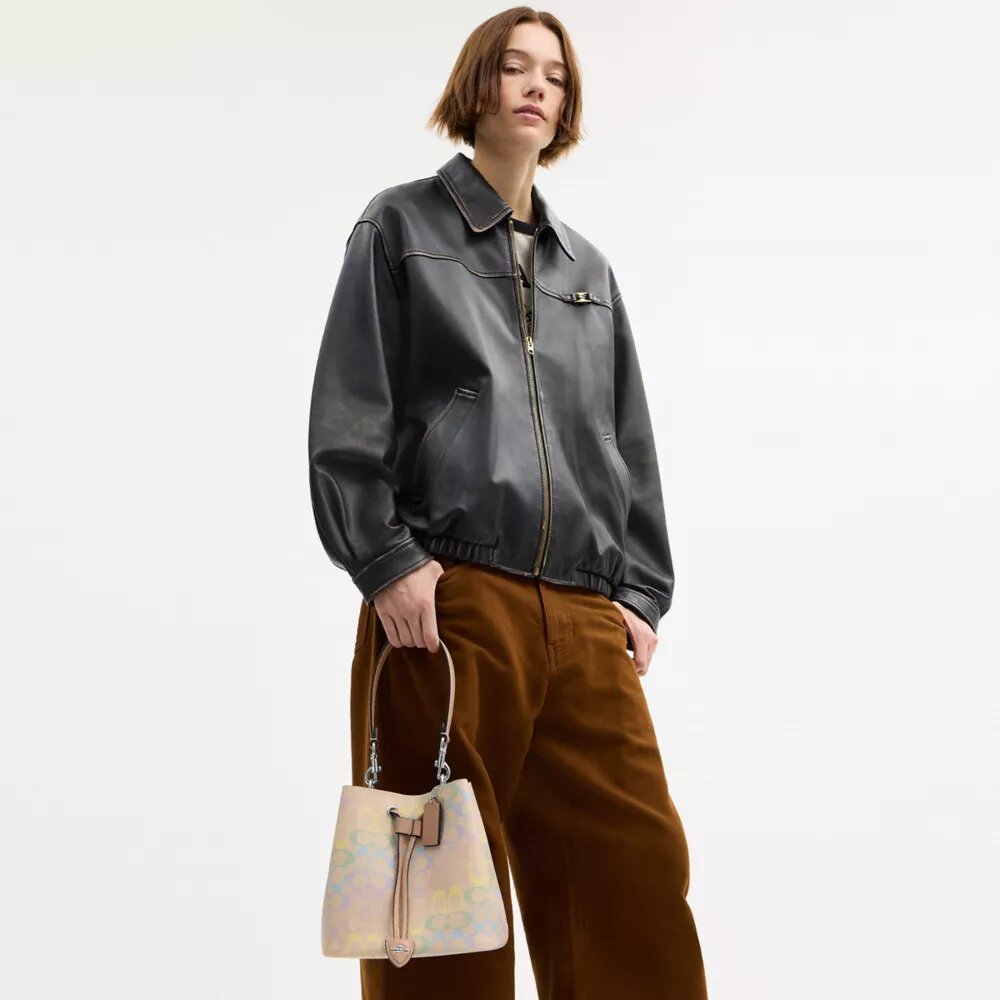 Bolso tipo cubeta Rowan en Signature Canvas