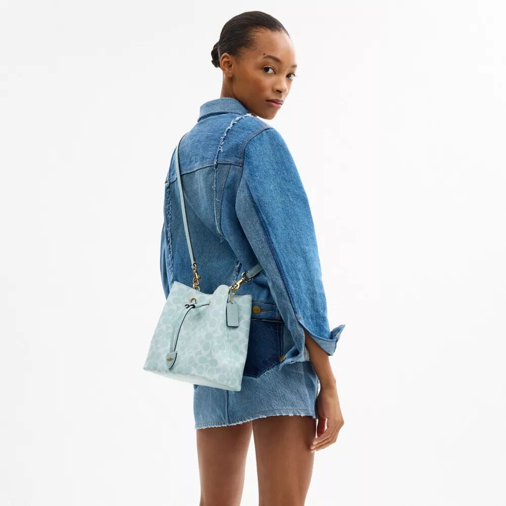 Bolso tipo cubeta Rowan en Signature Canvas