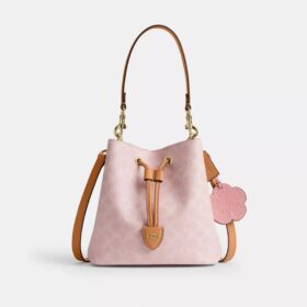 Bolso tipo cubeta Rowan en Signature Canvas con Charms