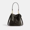 Bolso tipo cubeta Rowan en Signature Canvas con Charms
