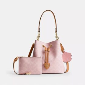 Bolso tipo cubeta Rowan en Signature Canvas con Charms