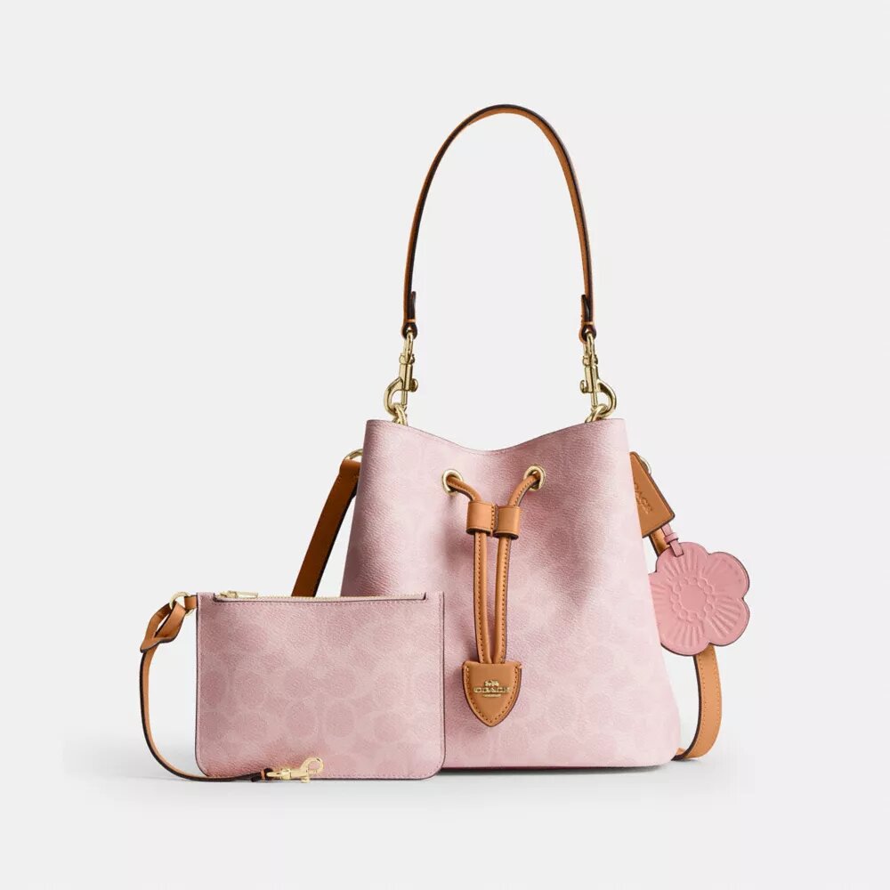 Bolso tipo cubeta Rowan en Signature Canvas con Charms