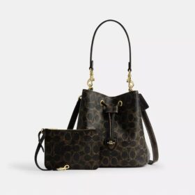 Bolso tipo cubeta Rowan en Signature Canvas con Charms