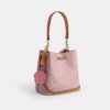 Bolso tipo cubeta Rowan en Signature Canvas con Charms