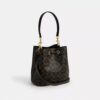 Bolso tipo cubeta Rowan en Signature Canvas con Charms