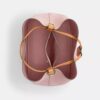Bolso tipo cubeta Rowan en Signature Canvas con Charms