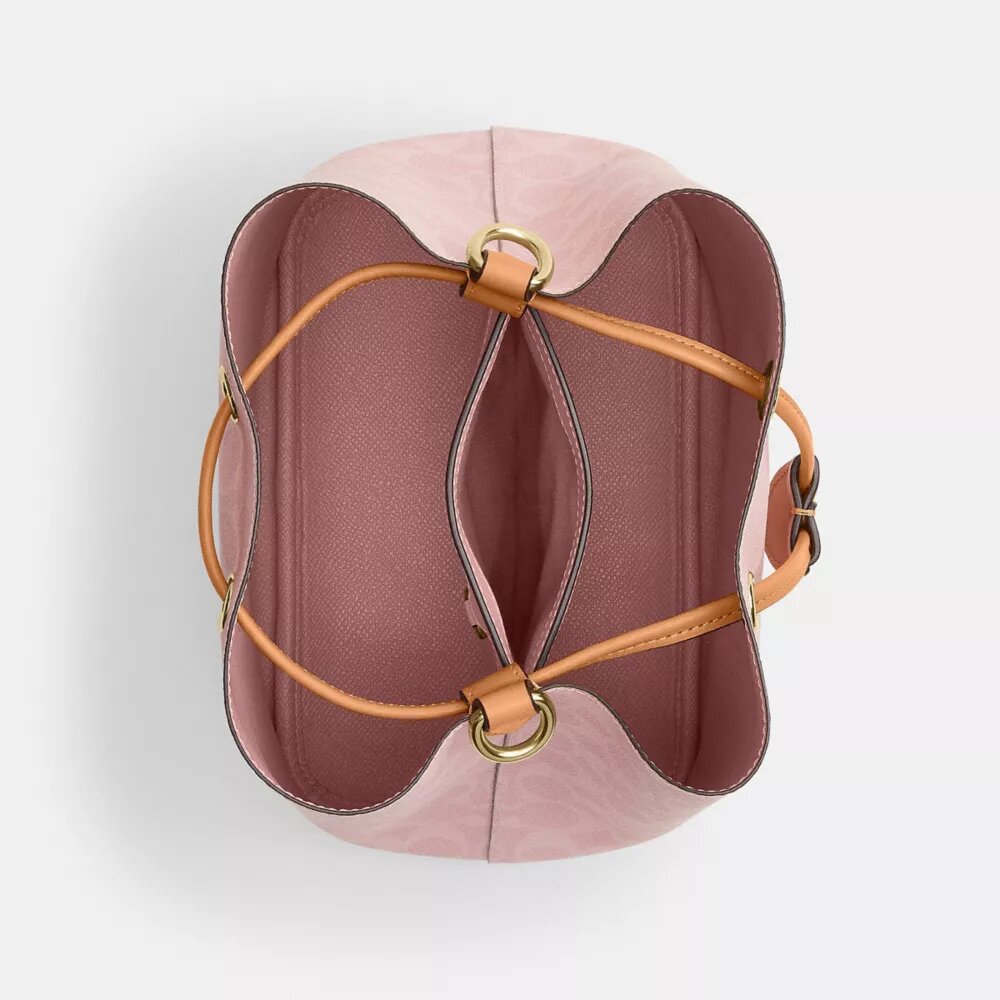 Bolso tipo cubeta Rowan en Signature Canvas con Charms