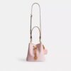 Bolso tipo cubeta Rowan en Signature Canvas con Charms