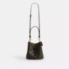 Bolso tipo cubeta Rowan en Signature Canvas con Charms