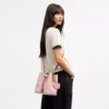 Bolso tipo cubeta Rowan en Signature Canvas con Charms
