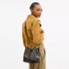 Bolso tipo cubeta Rowan en Signature Canvas con Charms