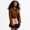 Bolso tipo cubeta Rowan en Signature Canvas con Charms
