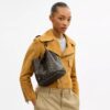 Bolso tipo cubeta Rowan en Signature Canvas con Charms