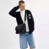 Bolso tipo mensajero Hitch en Signature Canvas