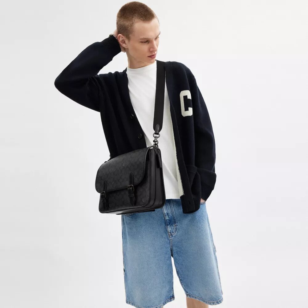 Bolso tipo mensajero Hitch en Signature Canvas