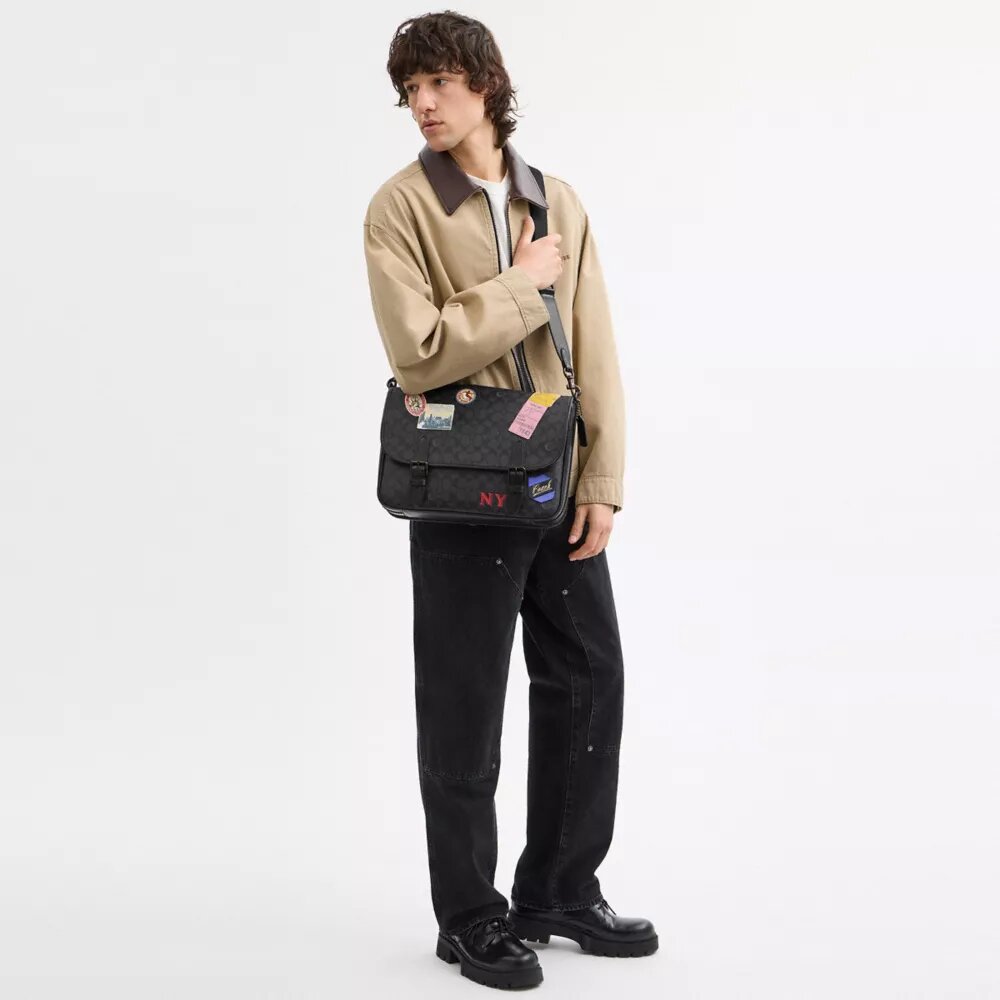 Bolso tipo mensajero Hitch en Signature Canvas con parches
