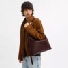 Bolso tipo mensajero Mott 38