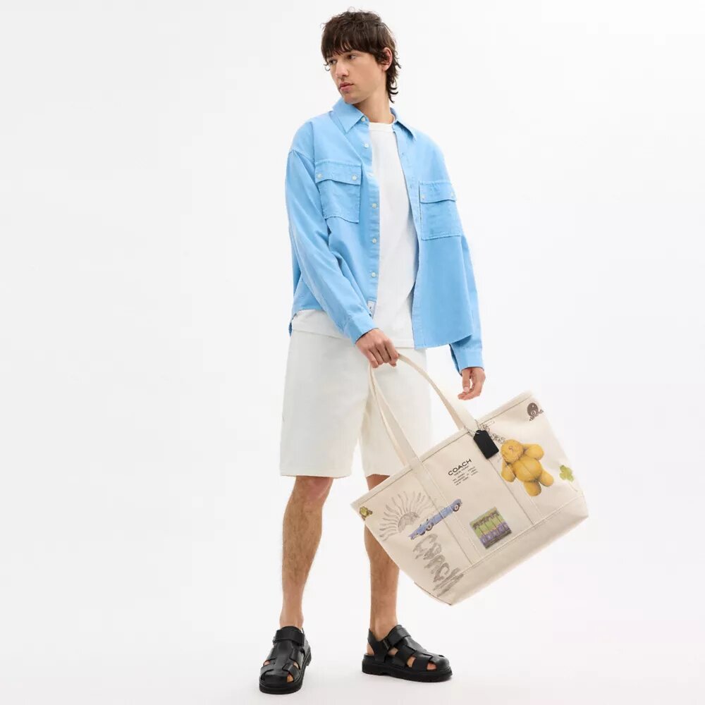 Bolso tipo shopper utilitario con estampado de bocetos
