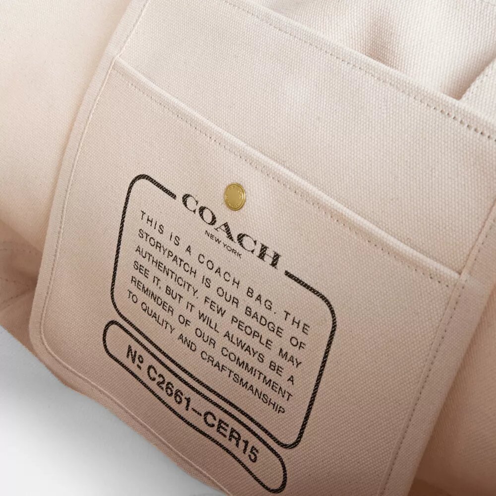Bolso tipo shopper utilitario con estampado de bocetos