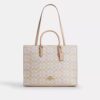 Bolso tipo Tote Maggie en Signature Canvas
