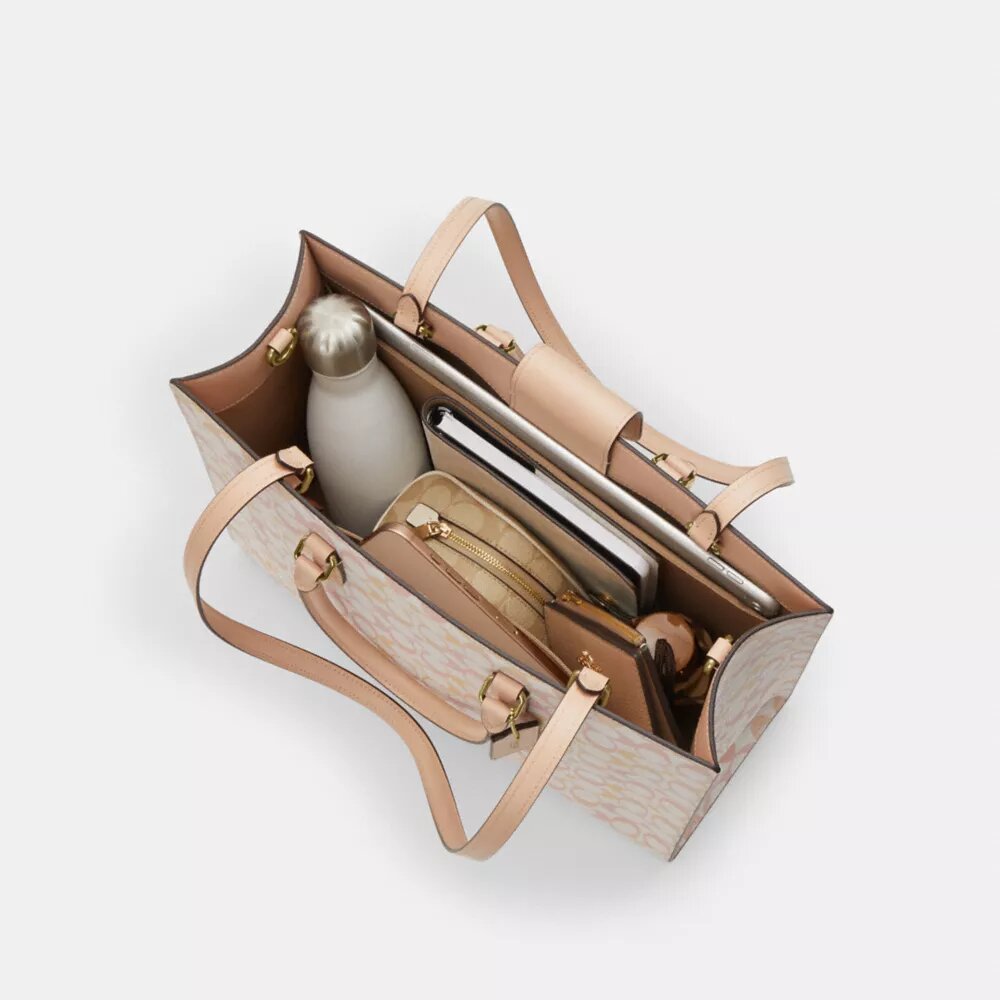 Bolso tipo Tote Maggie en Signature Canvas