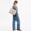 Bolso tipo Tote Maggie en Signature Canvas