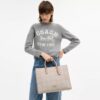 Bolso tipo Tote Maggie en Signature Canvas