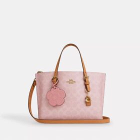 Bolso Tote Mollie de 25 pulgadas en Signature Canvas con Charms