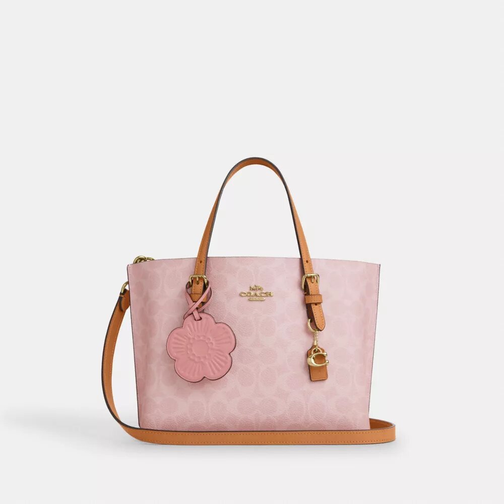 Bolso Tote Mollie de 25 pulgadas en Signature Canvas con Charms