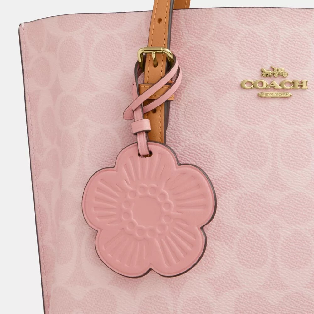 Bolso Tote Mollie de 25 pulgadas en Signature Canvas con Charms