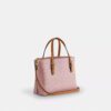 Bolso Tote Mollie de 25 pulgadas en Signature Canvas con Charms