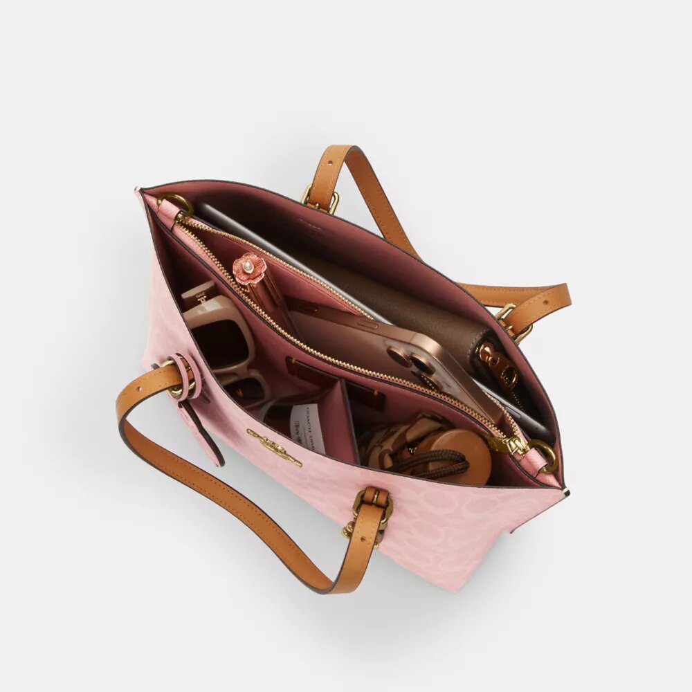 Bolso Tote Mollie de 25 pulgadas en Signature Canvas con Charms