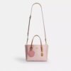 Bolso Tote Mollie de 25 pulgadas en Signature Canvas con Charms