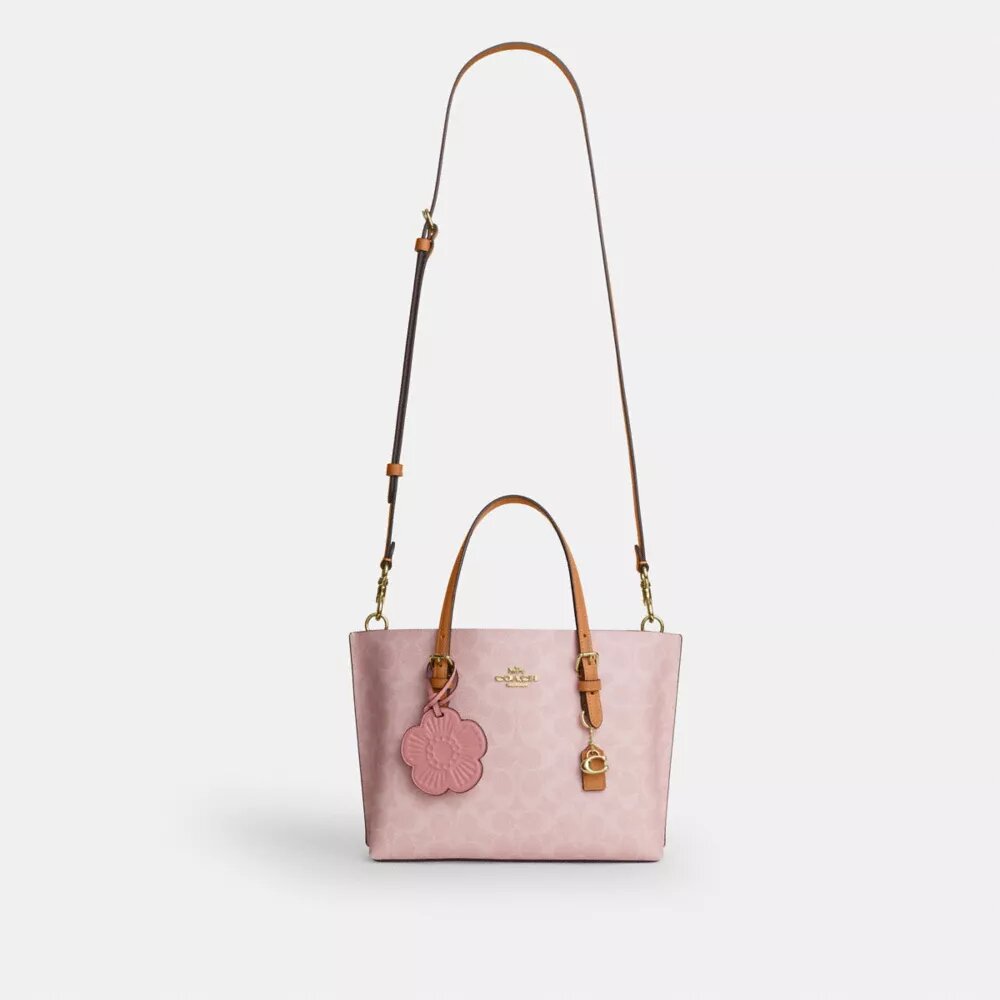 Bolso Tote Mollie de 25 pulgadas en Signature Canvas con Charms