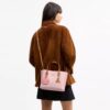 Bolso Tote Mollie de 25 pulgadas en Signature Canvas con Charms