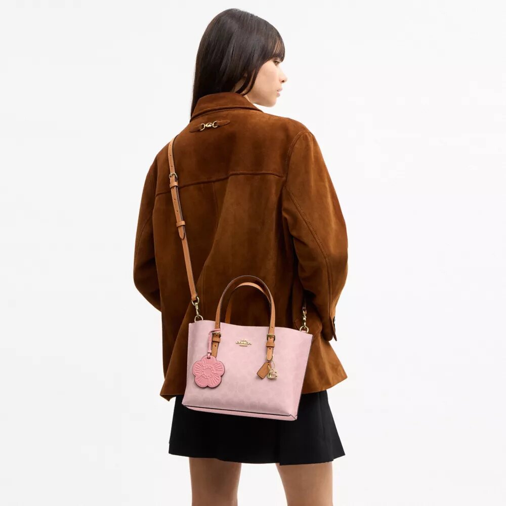 Bolso Tote Mollie de 25 pulgadas en Signature Canvas con Charms