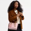Bolso Tote Mollie de 25 pulgadas en Signature Canvas con Charms