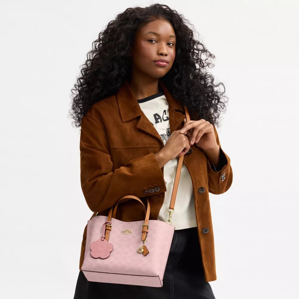Bolso Tote Mollie de 25 pulgadas en Signature Canvas con Charms